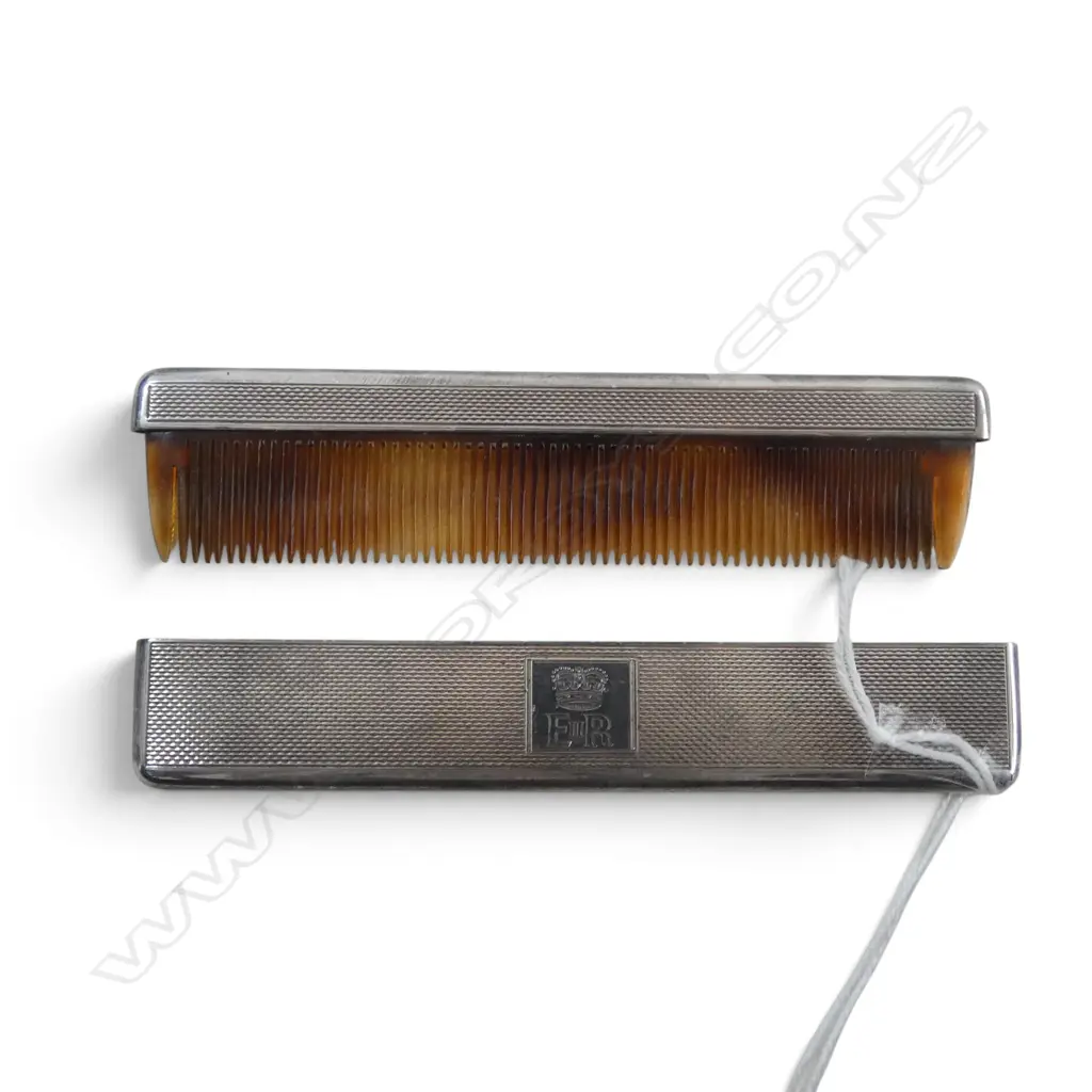S/SILVER CASED COMB QE2 MONOGRAM TOTAL WIEGHT 40.4GMS Image 1++