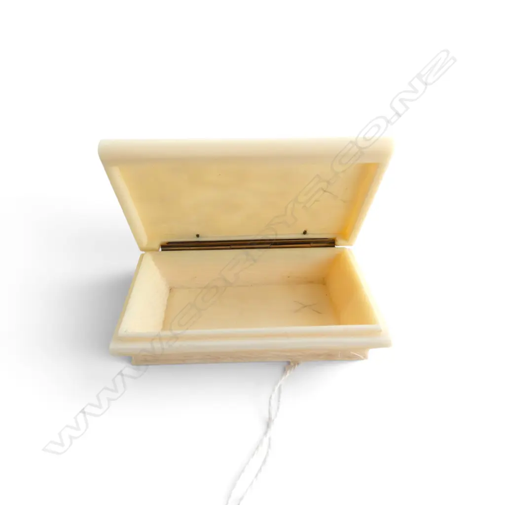 ANTIQUE SML CARVED IVORY TRINKET BOX, 55x32mm Image 1++