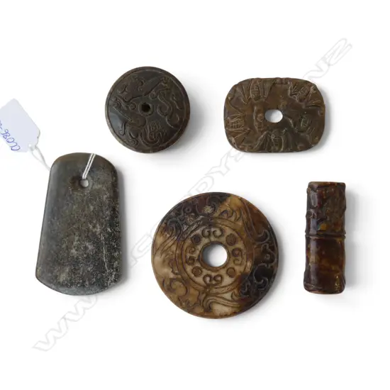 5 CARVED PCES Incl. ORIENTAL & POUNAMU PENDANT L.100mm
