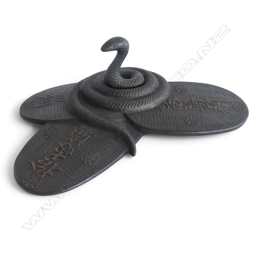VINTAGE JAPANESE BRONZE SNAKE on a pile of Kobans, H.75 L.240mm Image 1++