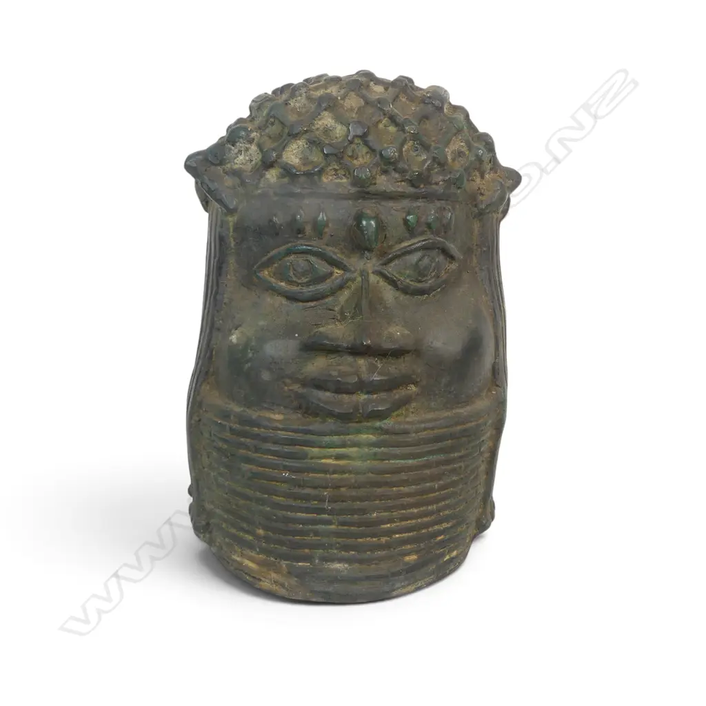 COMMEMORATIVE  BRONZE STYLIZED HEAD IN THE STYLE OF THE BENIN BRONZES WITH AGED PATINA, 200 X 120MM Image 1++