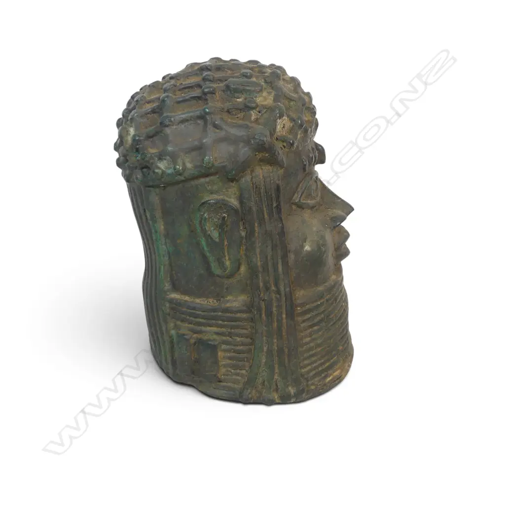 COMMEMORATIVE  BRONZE STYLIZED HEAD IN THE STYLE OF THE BENIN BRONZES WITH AGED PATINA, 200 X 120MM Image 1++