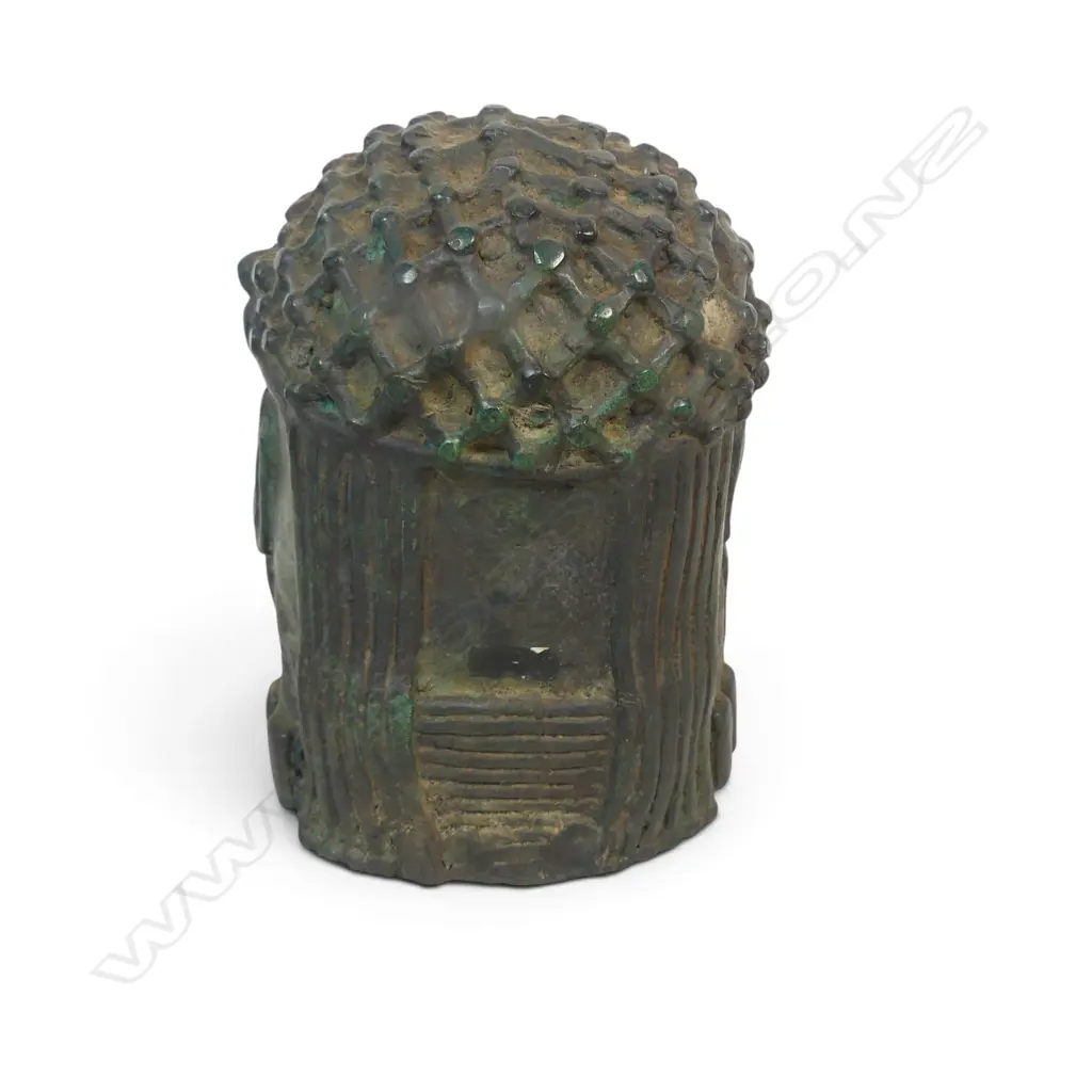 COMMEMORATIVE  BRONZE STYLIZED HEAD IN THE STYLE OF THE BENIN BRONZES WITH AGED PATINA, 200 X 120MM Image 1++