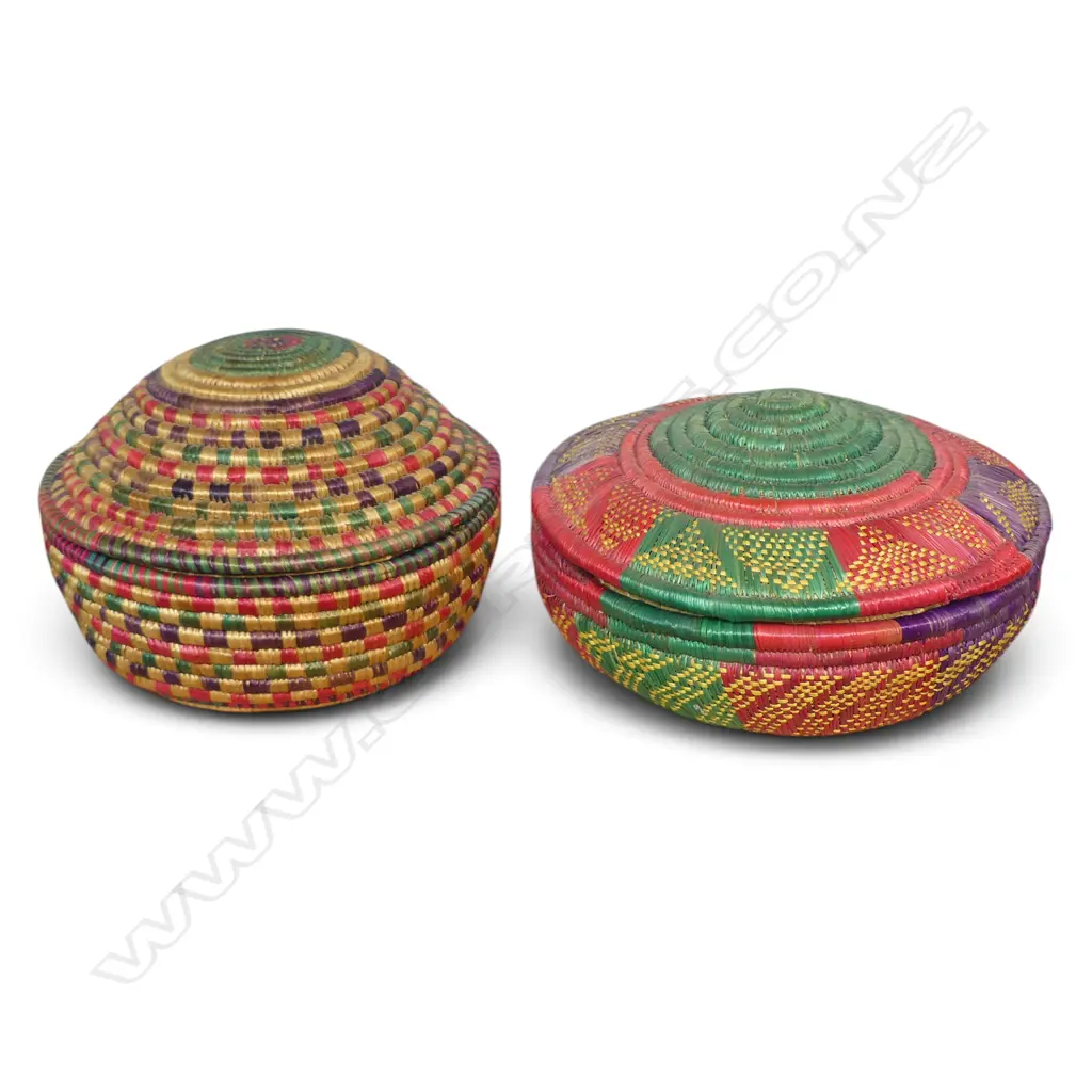 2 X COLOURFUL HAND WOVEN ROUND LIDDED BASKETS. LARGST DIA. 220MM Image 1++