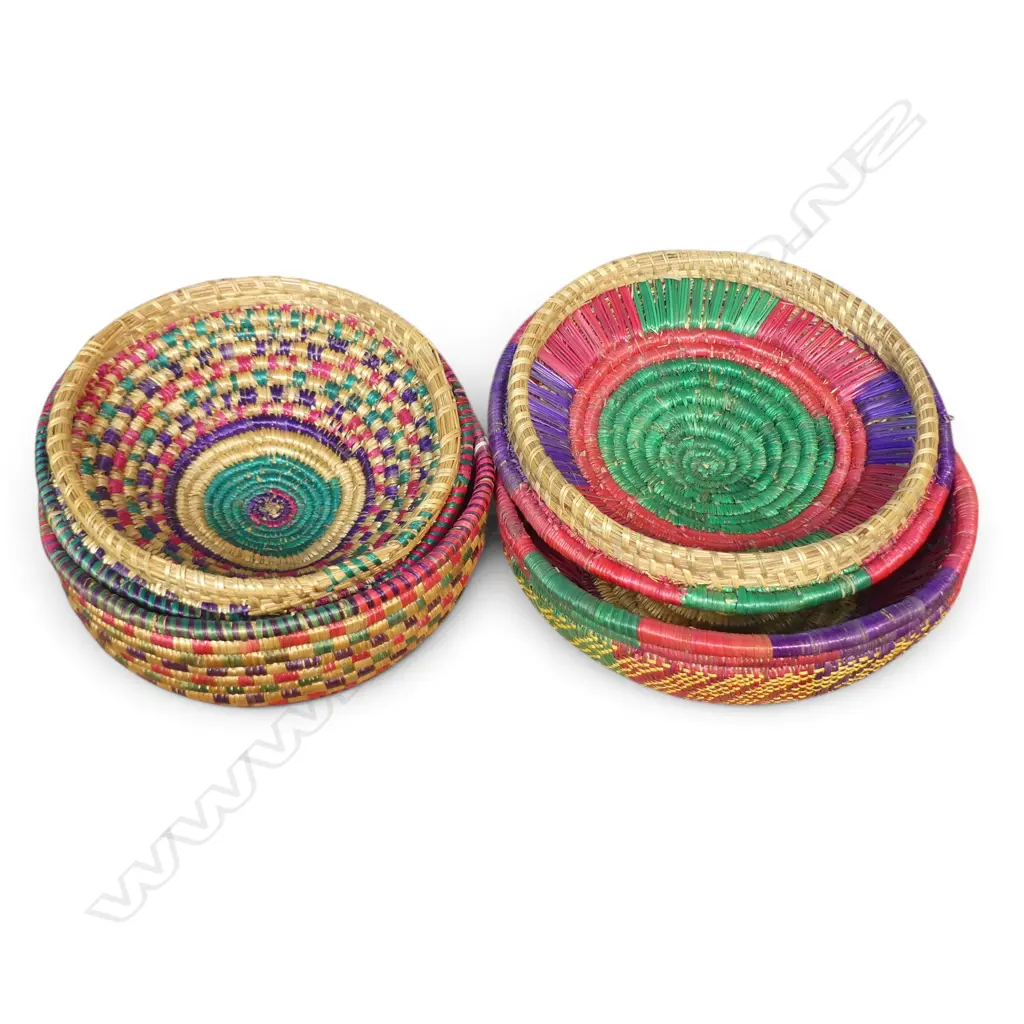 2 X COLOURFUL HAND WOVEN ROUND LIDDED BASKETS. LARGST DIA. 220MM Image 1++