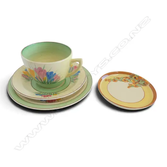 CLARICE CLIFF TRIO + 'SUNSHINE' DISH Dia.115mm