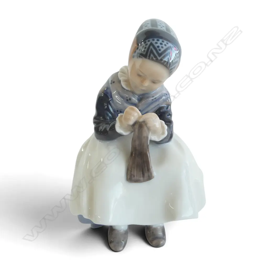 ROYAL COPENHAGEN FIGURINE girl knitting by Lotte Benter 1962 H.150mm Image 1++