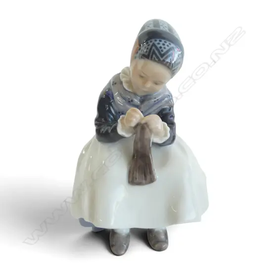 ROYAL COPENHAGEN FIGURINE girl knitting by Lotte Benter 1962 H.150mm