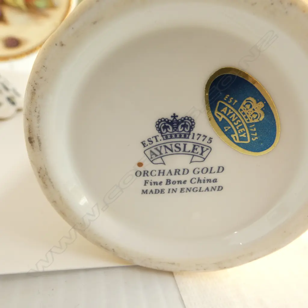 6 PCES CHINA; AYNSLEY ORCHARD GOLD PLATE & VASE H.210mm, CAVERSWALL BOWL 265mm dia, PR R. WORCESTER PLATES, LATTICE DISH Image 1++