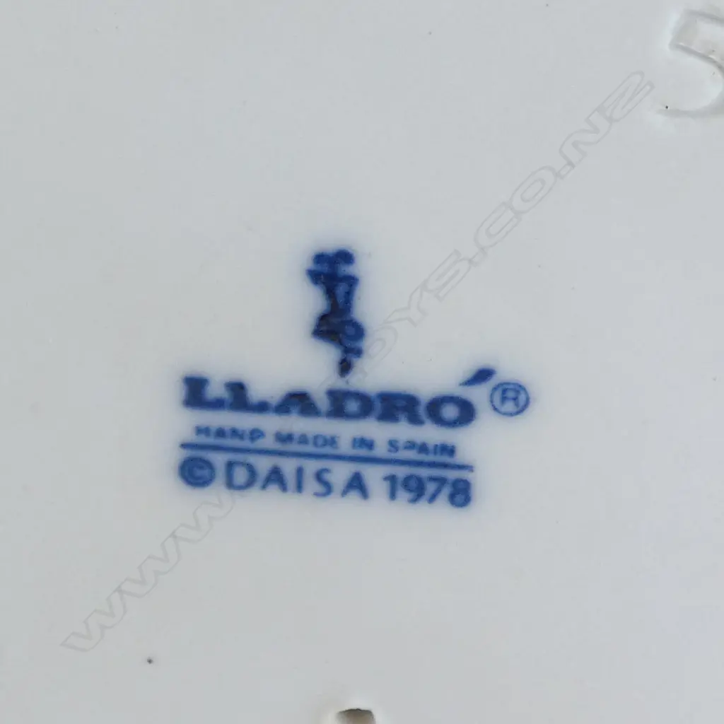 LLADRO FIGURINE GIRL WITH FLOWERS H250MM Image 1++