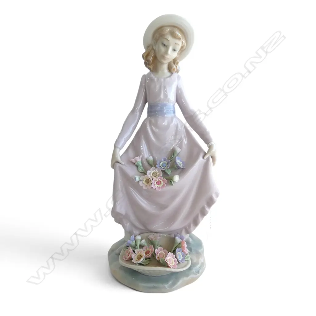 LLADRO FIGURINE GIRL WITH FLOWERS H250MM Image 1++