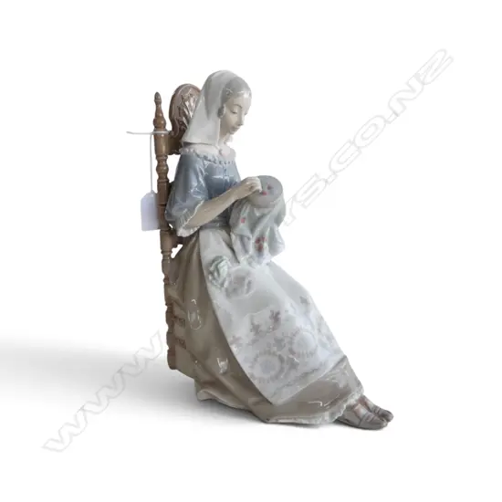 LLADRO FIGURINE SEATED LADY DOING EMBROIDERY H290MM