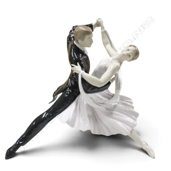 LLADRO FIGURINE 'ELEGANT FOXTROT' FIGURINE H.270mm