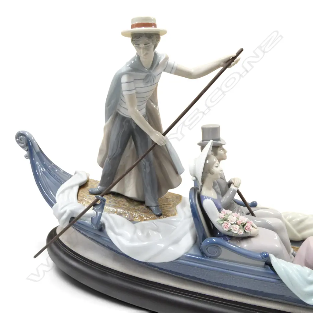 LLADRO 'IN THE GONDOLA' LG FIGURE GROUP w. stand & box L.800mm Image 1++