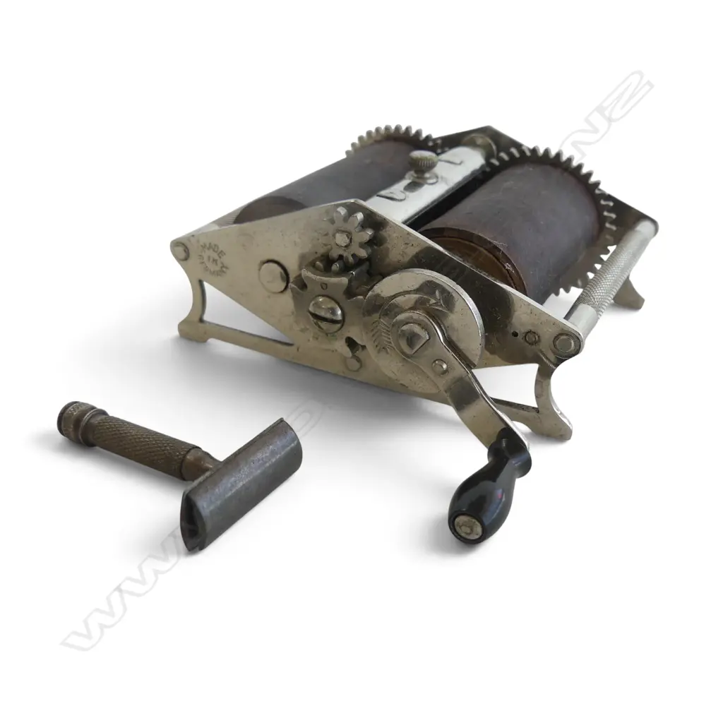 ANTIQUE GERMAN ‘BEBE’ RAZOR BLADE STROP & MINIATURE RAZOR, L.80MM L.30MM Image 1++