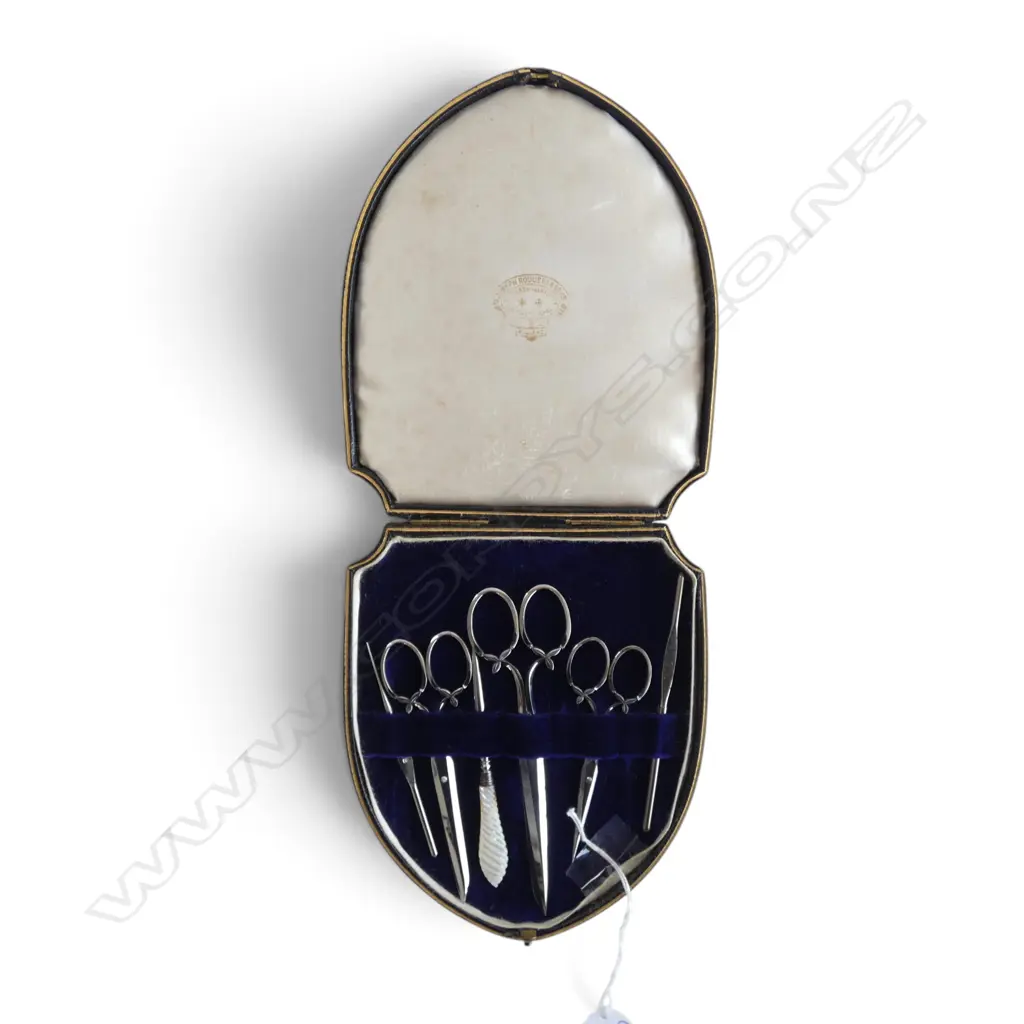 CASED SEWING SET  Image 1++