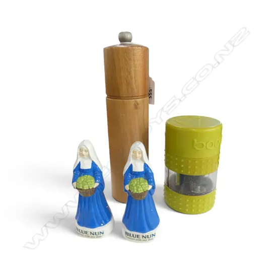 2 PEPPER GRINDERS; PEUGEOT H.215mm & BODUM + PR BLUE NUNS