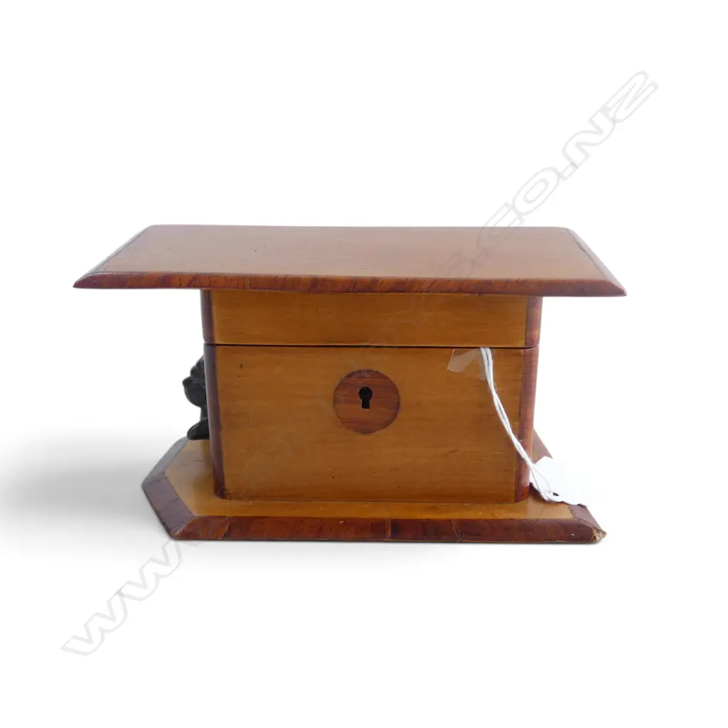 ANTIQUE DOG KENNEL JEWELLERY BOX, 150x110x80mm, AF, no key Image 1++