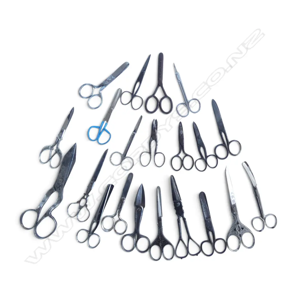 ASST. ANTIQUE / VINTAGE SCISSORS Image 1++
