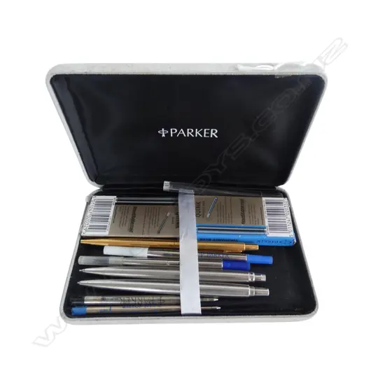 COLLECTION OF VINTAGE PARKER PENS & REFILLS