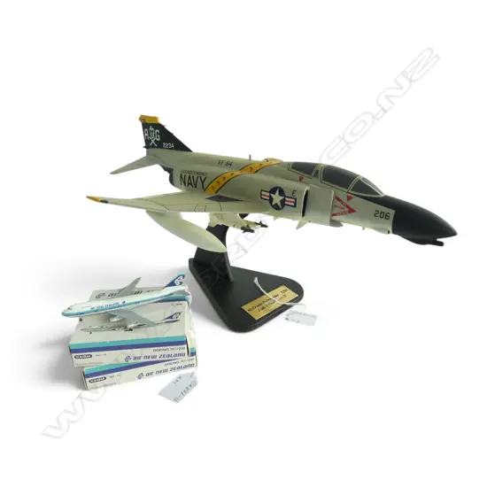 DISPLAY SCALE MODEL MCDONNELL DOUGLAS F-4 PHANTOM 2, L.440x210mm + 2 AIR NZ BOEING 747 1:600 boxed scale models