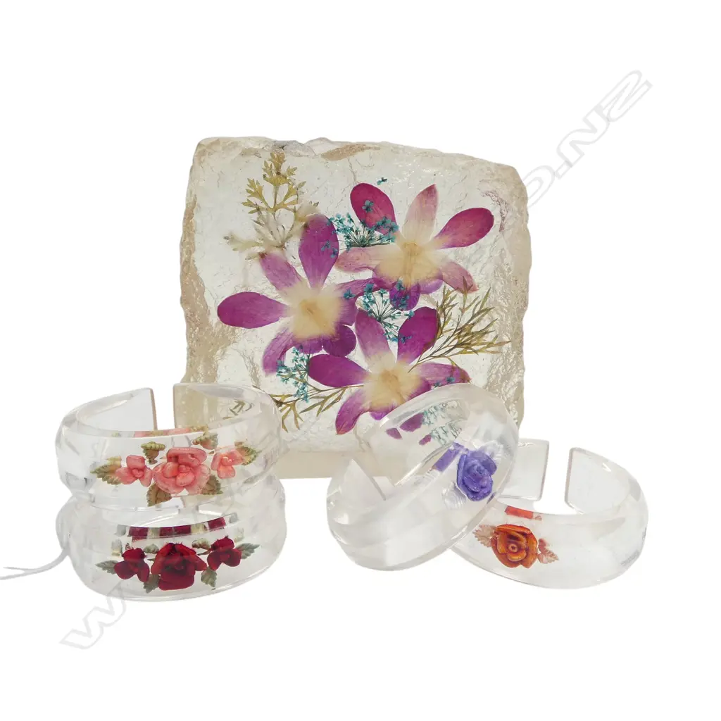 LUCITE? PAPERWEIGHT + 4 LUCITE? NAPKIN Image 1++