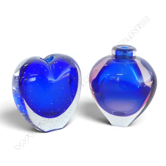 2 BLUE GLASS VESSELS H.90mm