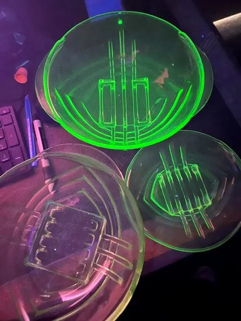 3 PCS URANIUM GLASS; 2 LRG BOWLS & DISH (1 bowl hairline to base) + 5 PCS GREEN DEPRESSION GLASS Image 1++