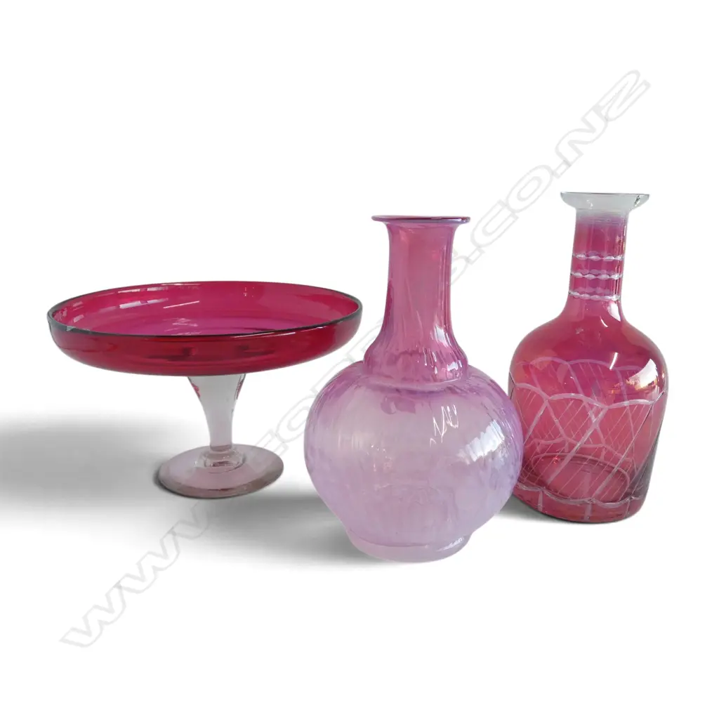 CRANBERRY GLASS STEMMED DISH H130 DIA 210MM & 2 CARAFES H200MM Image 1++