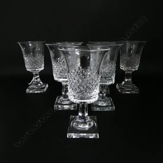 8 GEORGIAN STYLE ETCHED CRYSTAL GLASSES on sqaure bases H.125mm