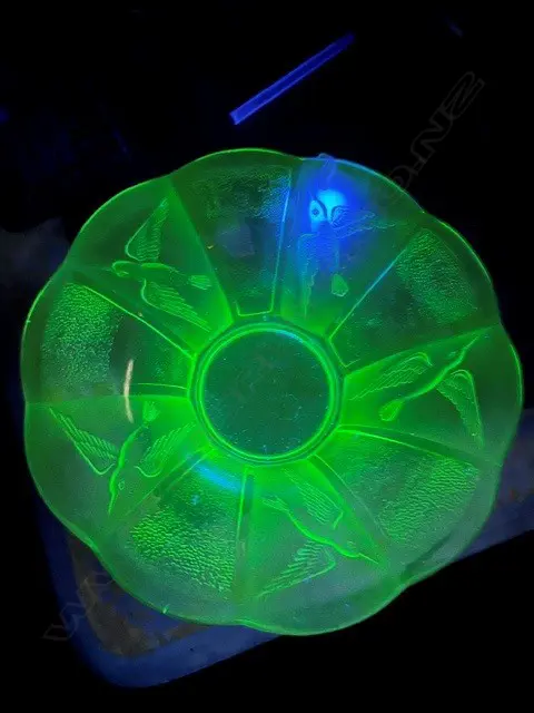 URANIUM GLASS BOWL + 11 GREEN DEPRESSION GLASS PLATES Image 1++