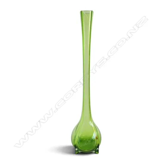 TALL VINTAGE GRN GLASS SWUNG VASE, H.495mm