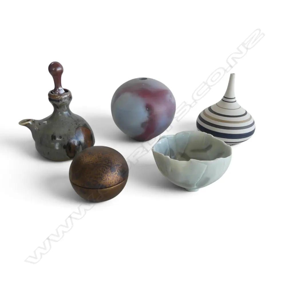 5 PCES OF NEW ZEALAND STUDIO POTTERY Tui Morse, Robin Paul, Peter Gibbs, Carrol Swan & other Image 1++