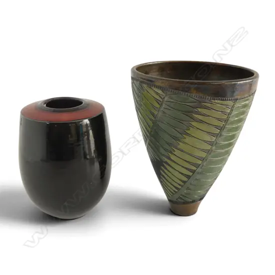 2 NZ POTTERY VASES, H.200/160mm
