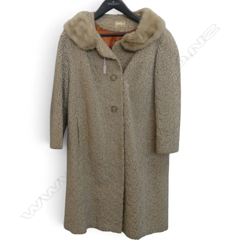 1960s FUR COAT Image 1++