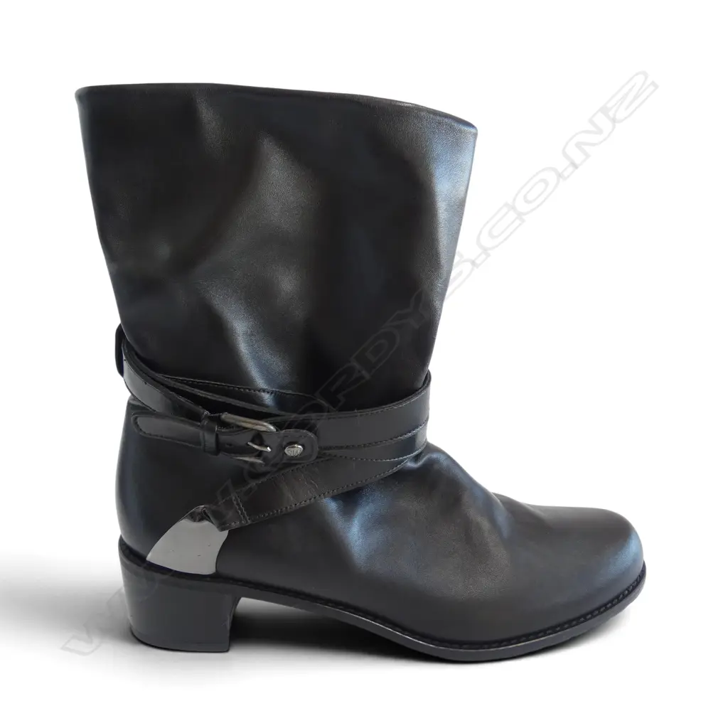 PR STUART WEITZMAN BLK LEATHER BOOTS, SZ 41, ex SCARPA, unused condition Image 1++