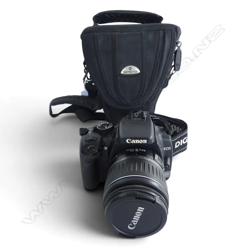 CANON DS126151 CAMERA in carry bag w. accessories  Image 1++