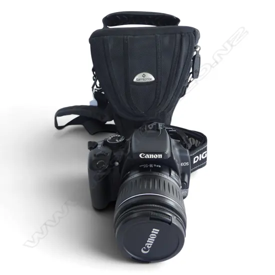 CANON DS126151 CAMERA in carry bag w. accessories 