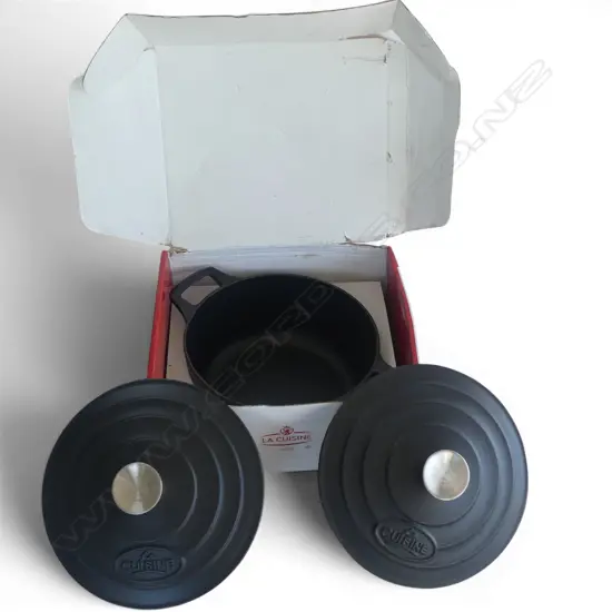 MODERN LA CUISINE BLACK ENAMELLED CAST IRON LGE COOKING POT Dia.240mm. Original box. 2 lids