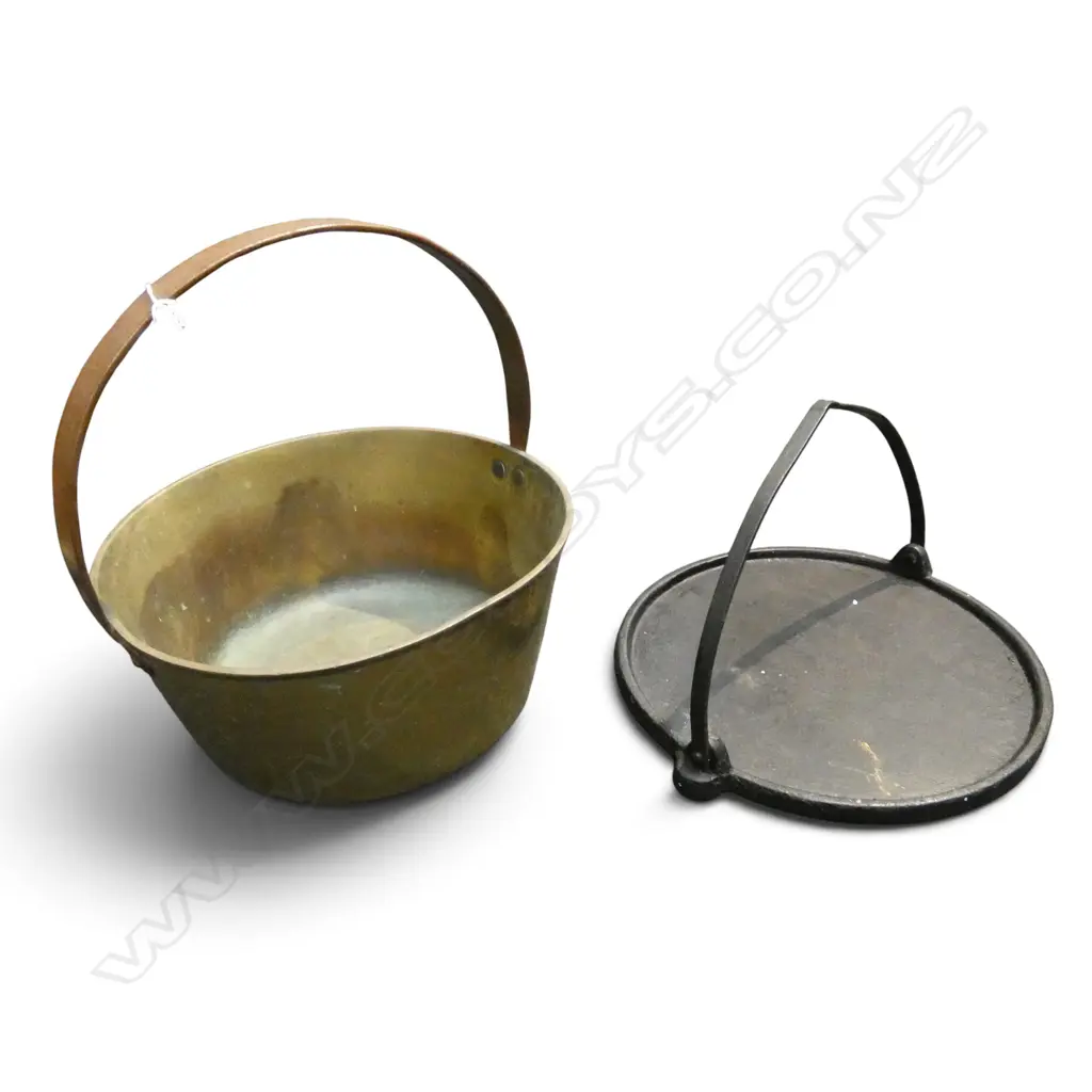 BRASS POT 315mm dia + CAST IRON HANGING GRIDDLE 320mm dia Image 1++