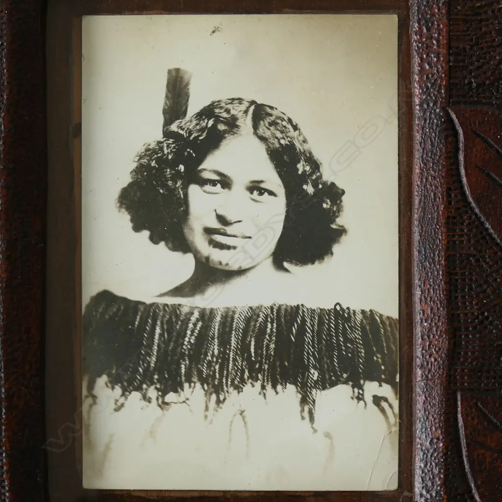 COLONIAL KAURI CHIP-CARVED FRAME WITH 3 ANTIQUE POSTCARDS OF WAHINE, 620 x 280mm Image 1++