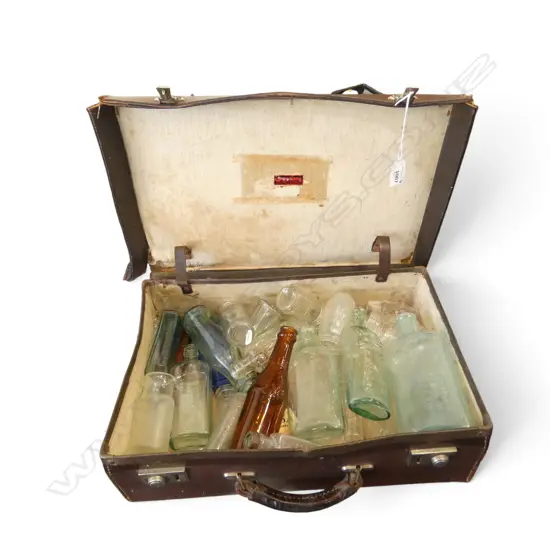 VINTAGE SUITCASE w. GLASS BOTTLES