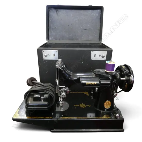 SINGER SEWING MACHINE, CASE w. BORER