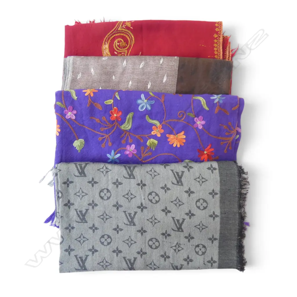 4 WOOL / CASHMERE SCARVES Image 1++