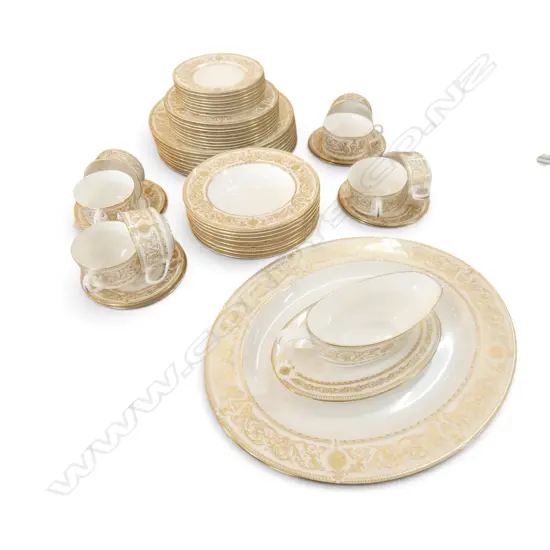 ROYAL WORCESTER 'HYDE PARK' PATTERN DINNER SET