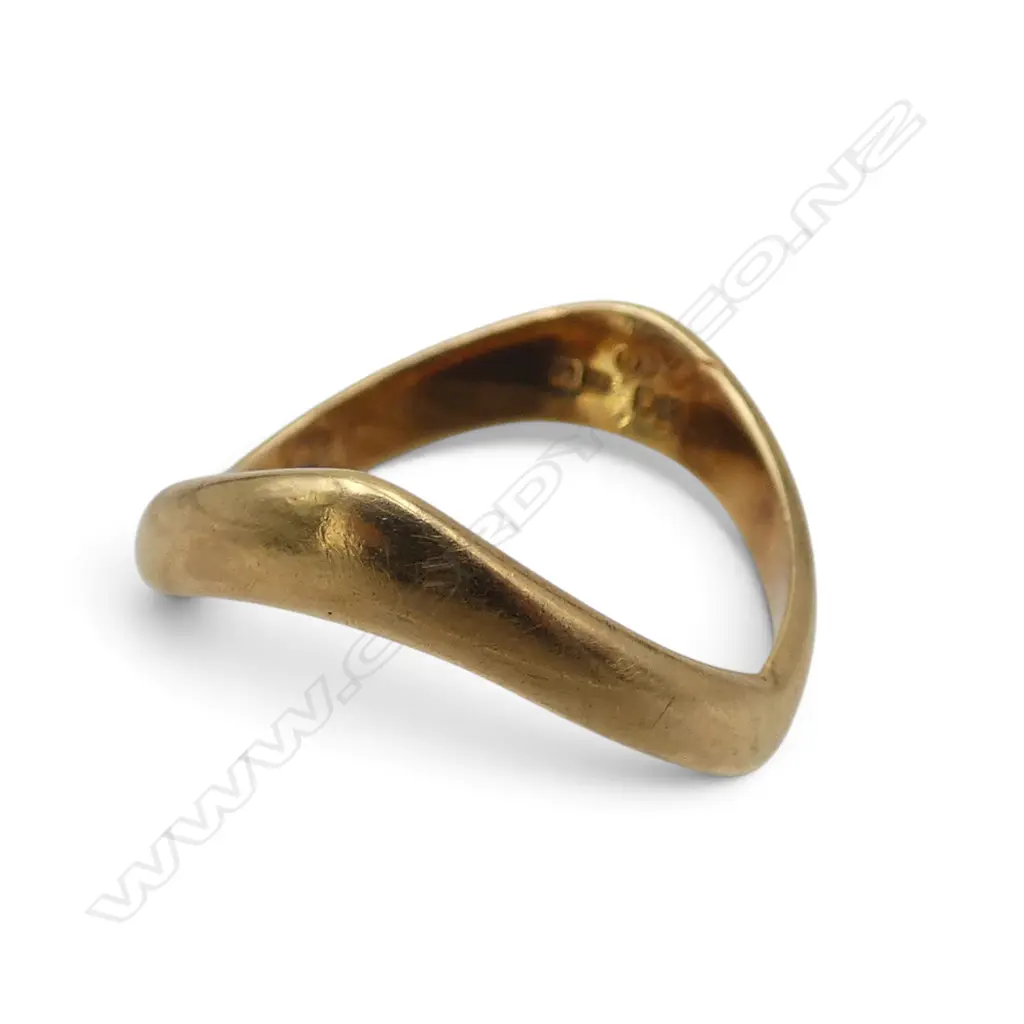London 1965 18ct YELLOW GOLD DESIGNER angled BAND RING 2.5gms SIZE J Image 1++