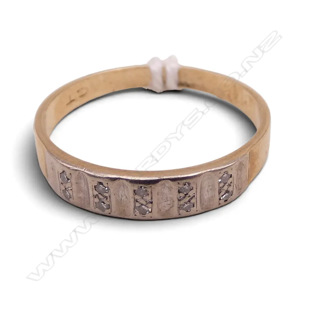 9ct GOLD & DIAMOND VINTAGE BAND RING 1.8gms SIZE O Image 1++