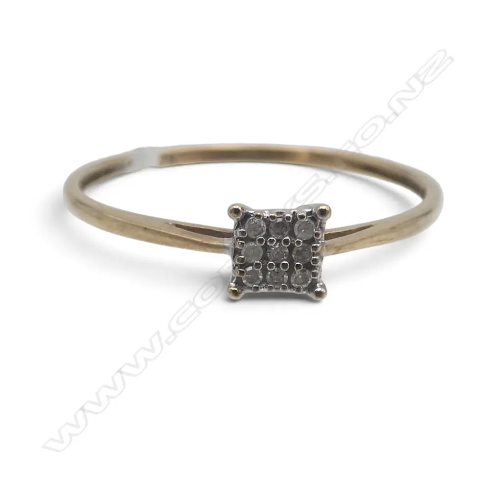 9CT GOLD AND SMALL DIAMOND CLUSTER RING 0.98gms SIZE S Image 1++