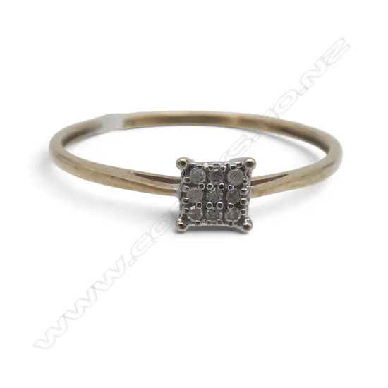 9CT GOLD AND SMALL DIAMOND CLUSTER RING 0.98gms SIZE S