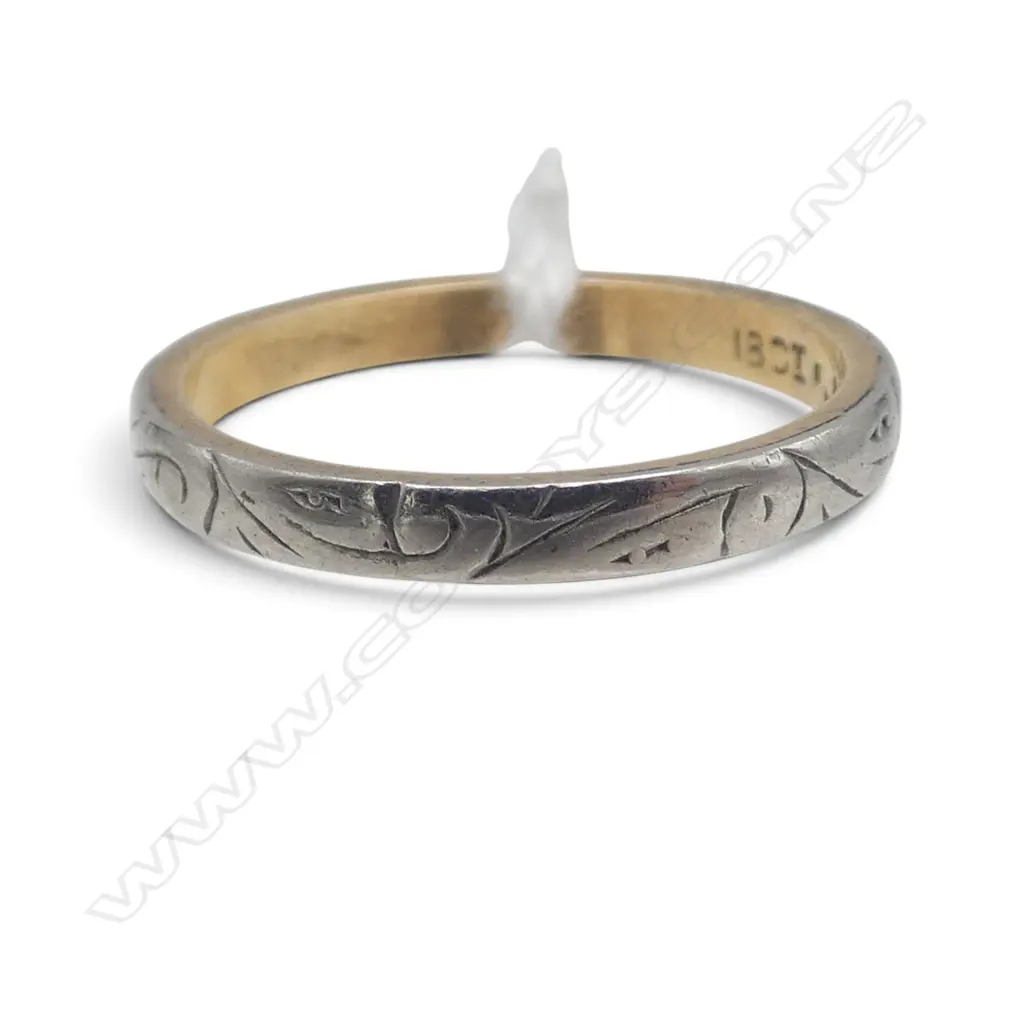 18ct ENGRAVED WEDDER 2.49gms SIZE M Image 1++